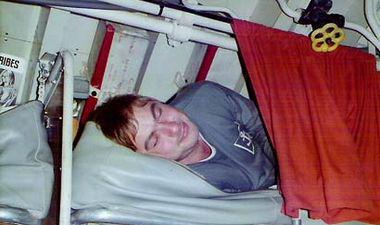 sous-marinier dormant dans une banette