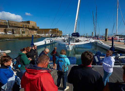 groupe visitant les pontons du pole course de lorient