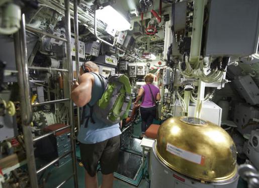 visiteurs à bord du sous-marin flore