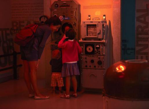 une famille visitant le musée du sous-marin flore à lorient