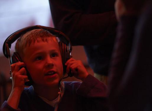 un enfant avec un casque sur les oreilles au sous-marin flore