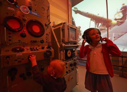 Enfants dans le musée au sous marin flore