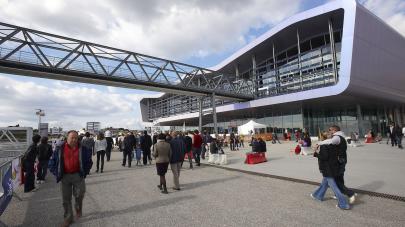 des visiteurs sur le parvis de la cité de la voile