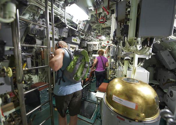 visiteurs à bord du sous-marin flore