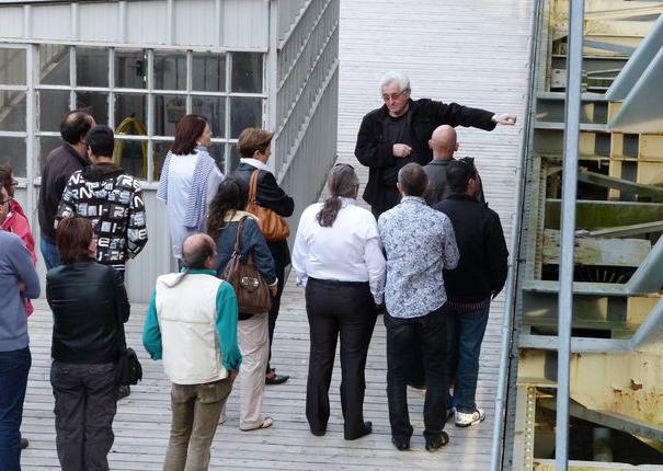 groupe de visiteurs devant le sous-marin flore