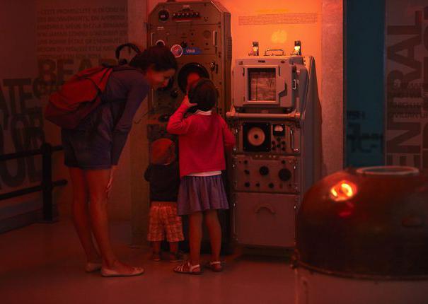 une famille visitant le musée du sous-marin flore à lorient