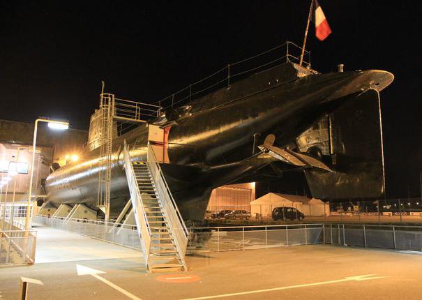 sous-marin flore vu de nuit