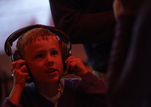 un enfant avec un casque sur les oreilles au sous-marin flore