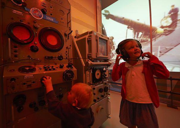 Enfants dans le musée au sous marin flore