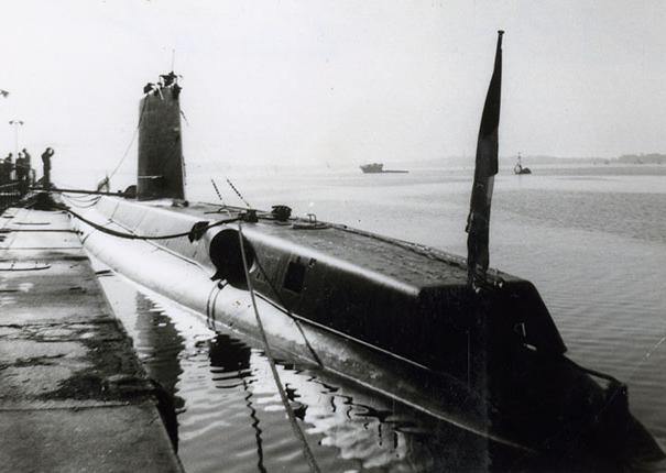 le sous-marin flore à l'eau